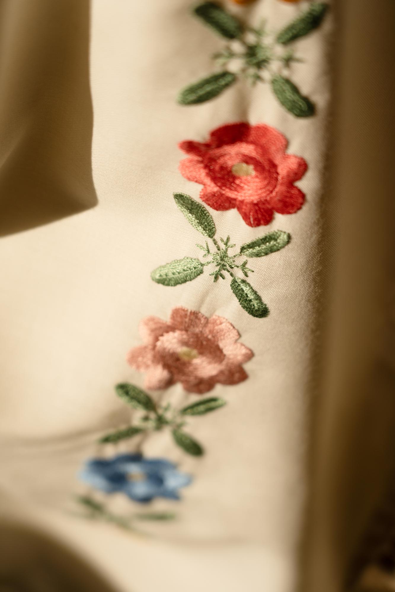 Eng gesticktes Blumenmotiv auf Leinen
